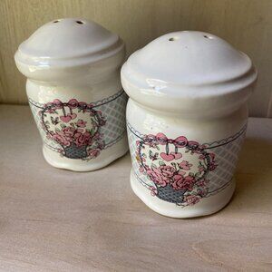 VTG Trenditions Ceramic Country Flower Basket Salt Pepper Shakers pastel girly